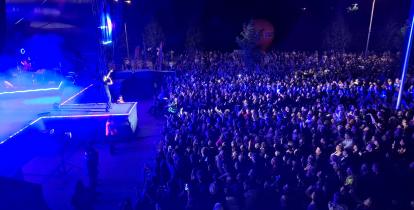 Widok tłumu uczestników „Muzycznego Pożegnania Lata” zgromadzonych przed sceną podczas koncertu w Konstancinie-Jeziornie.