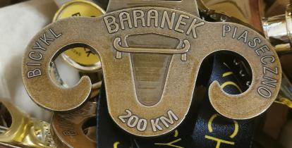Medal w kształcie głowy baranka z rogami z napisami: Bicykl, Piaseczno, Baranek, 200 km