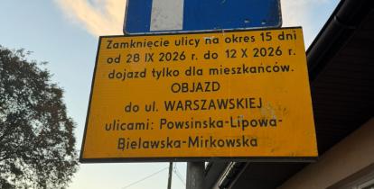Zdjęcia znaku z informacją o zamknięciu ulicy na okres 15 dniu od 28 września do 12 października