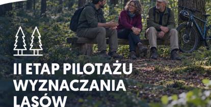 Grafika przedstawia trzy osoby rozmawiające w lesie oraz napis „II etap pilotażu wyznaczania lasów społecznych – Warszawa, konsultacje społeczne”.