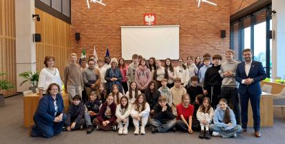 Zdjęcie grupowe uczniów SP nr 4 i młodzieży z Pisogne w sali posiedzeń w ratuszu