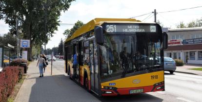 Autobus na przystanku