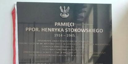 Czarna tablica pamiątkowa dedykowana ppor. Henrykowi Stokowskiemu ps. „Jaskółka”, odsłonięta w Szkole Podstawowej nr 1 w Konstancinie-Jeziornie. Na tablicy widnieje godło Polski, biało-czerwona wstęga oraz napis upamiętniający bohatera zamordowanego w 1945 roku przez Urząd Bezpieczeństwa.