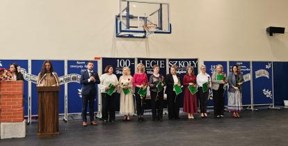 wręczenie nagród burmistrza podczas 100-lecia SP nr 6 w Opaczy