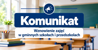 Grafika z napisem „Komunikat – Wznowienie zajęć w gminnych szkołach i przedszkolach” na tle rozmytej, pustej sali lekcyjnej.
