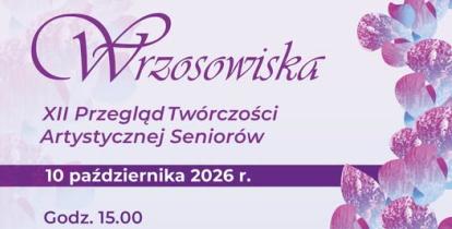 Plakat informujący o XII Przeglądzie Twórczości Artystycznej Seniorów pod nazwą „Wrzosowiska”. Tło jest jasnolawendowe, a po prawej stronie widnieje dekoracyjny element z różowo-fioletowych płatków. Główny tytuł „Wrzosowiska” jest zapisany dużą, ozdobną purpurową czcionką. Poniżej znajduje się podtytuł, data „10 października 2026 r.” na purpurowym pasku, godzina „15.00” oraz adres: Konstanciński Dom Kultury „Hugonówka”, ul. Mostowa 15. Na dole umieszczono logotypy organizatorów i partnerów medialnych.