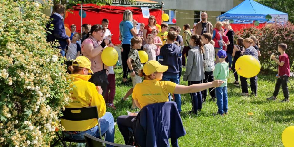 Przestrzeń miejska, dzieci uczestniczą w pikniku