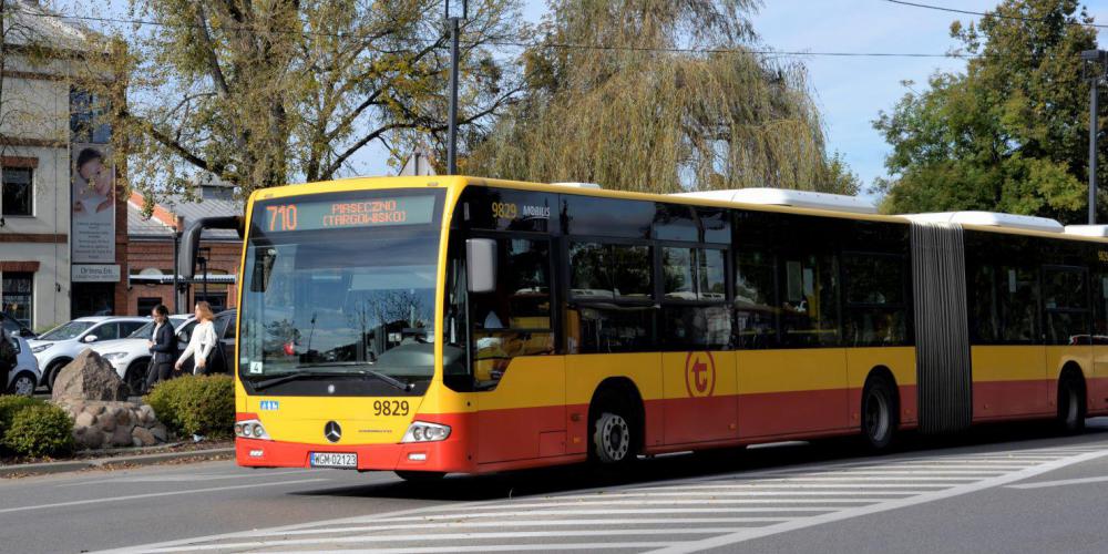 Czerwono-żólty autobus z wyświetlonym napisem: 710 Piaseczno (Targowisko)