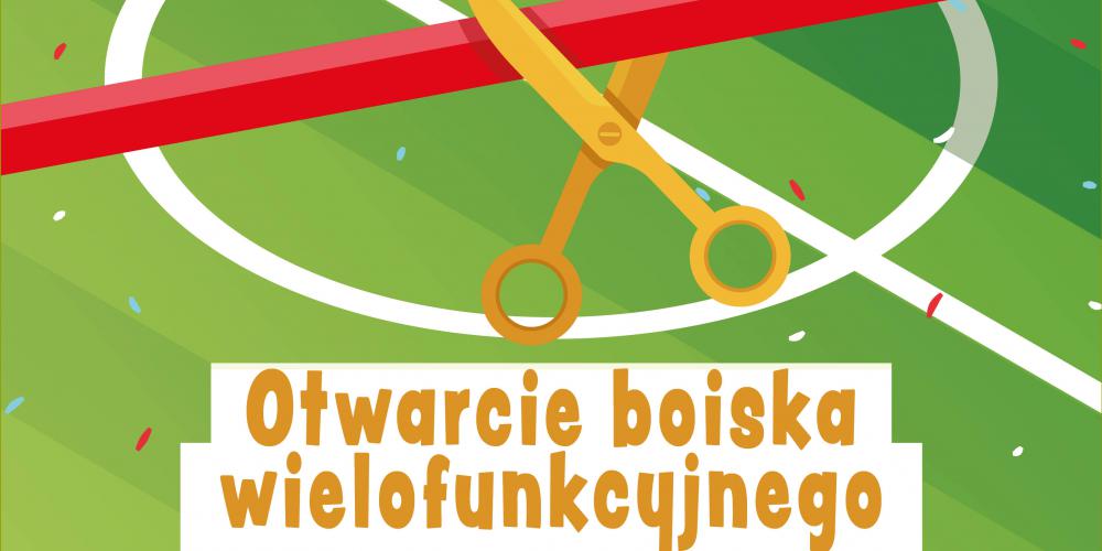 Grafika przedstawia plakat informujący o otwarciu boiska wielofunkcyjnego. Tłem jest zielona murawa, a w pierwszym planie znajdują się nożyce przecinające czerwoną wstęgę.
