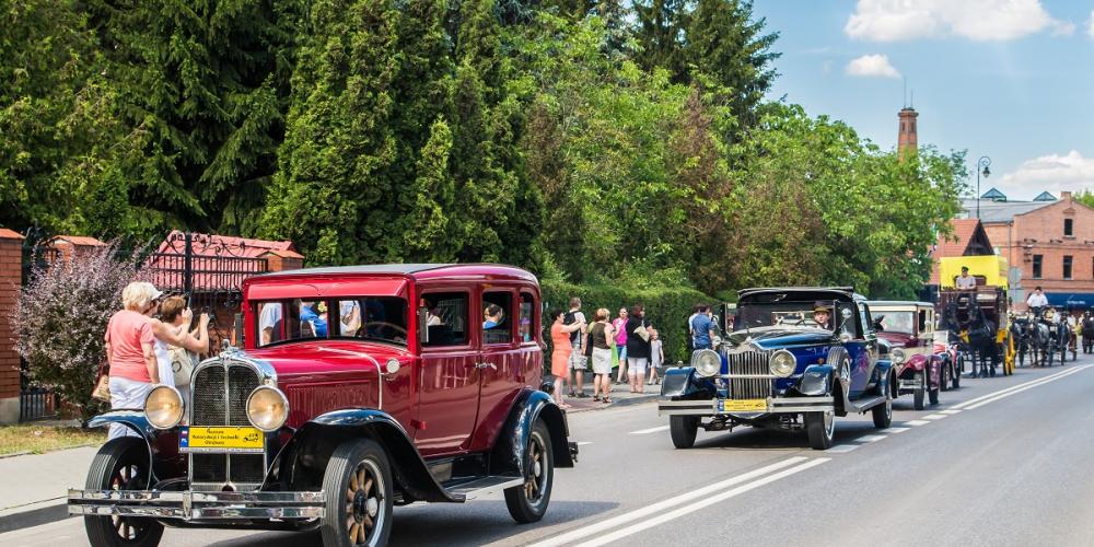 samochody zabytkowe na ulicy