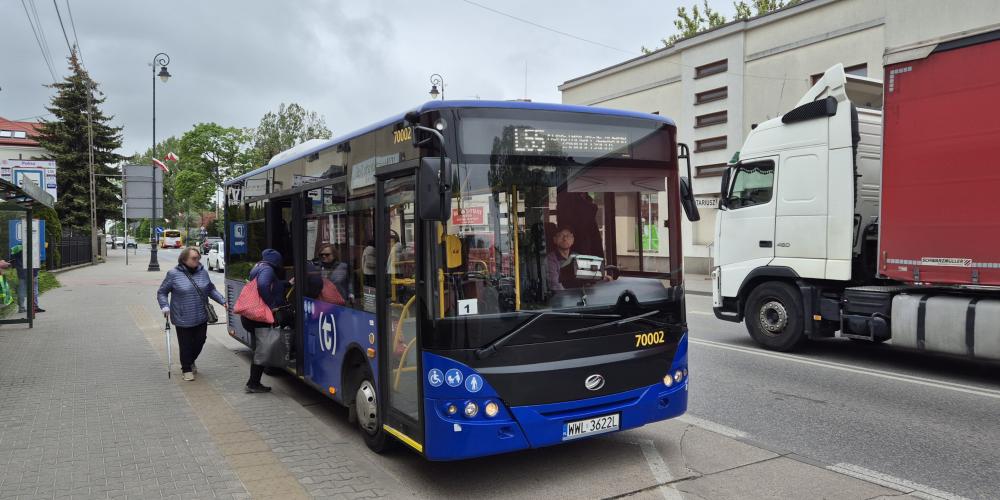 Autobus linii L55 zatrzymuje się na przystanku w Konstancinie-Jeziornie, gdzie pasażerowie wsiadają do pojazdu.