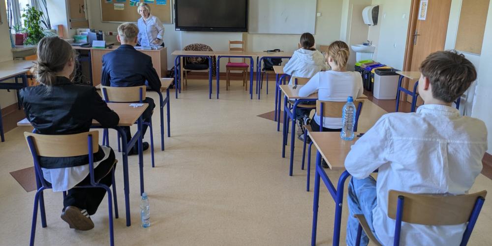 Grupa uczniów pisze egzamin 
