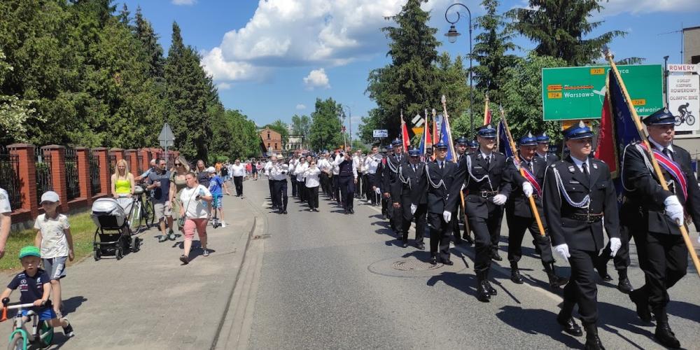 Orkiestra dęta idącą na czele parady