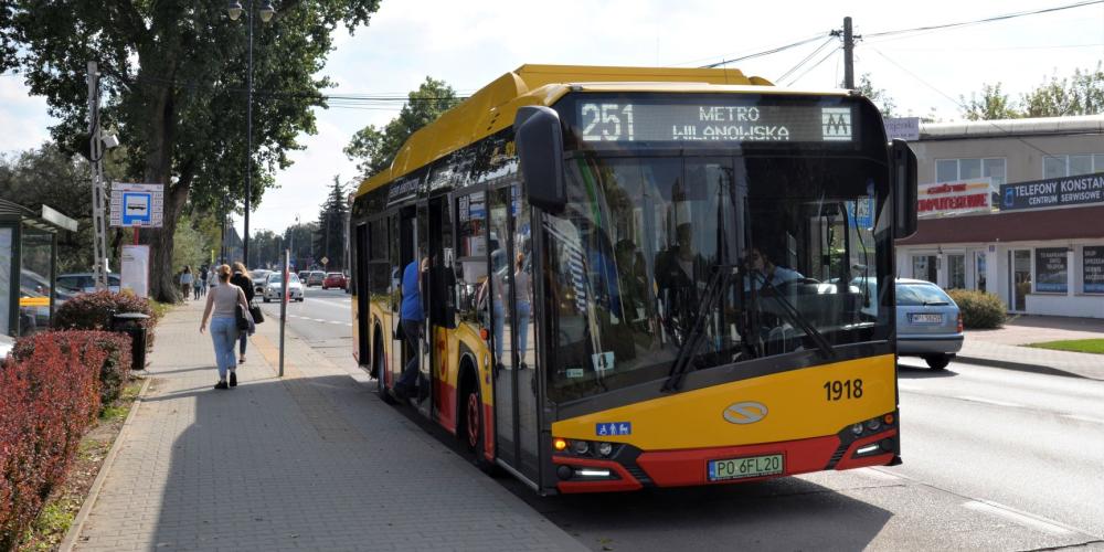 Czerwono-żólty autobus z wyświetlonym napisem: 251