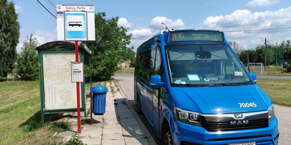 Autobus stoi na przystanku