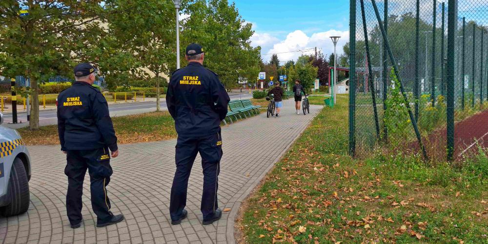 Dwóch strażników patroluje ulice.