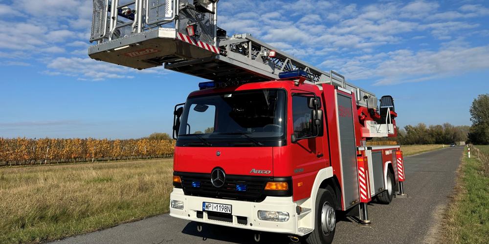 wóz strażacki na tle pól