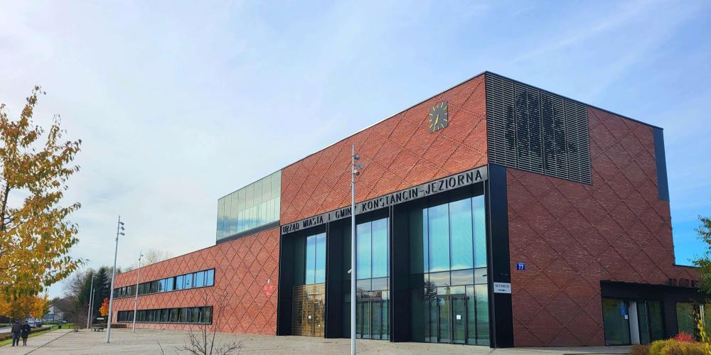 Budynek jednopiętrowy z czerwonej cegły i płaskim dachem.