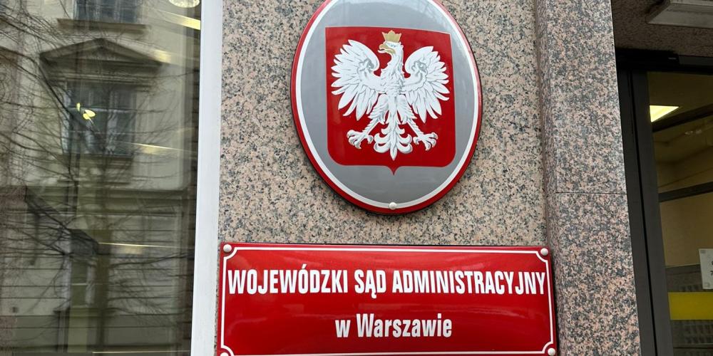 Tabliczka Wojewódzki Sąd Administracyjny w Warszawie oraz godło Polski.