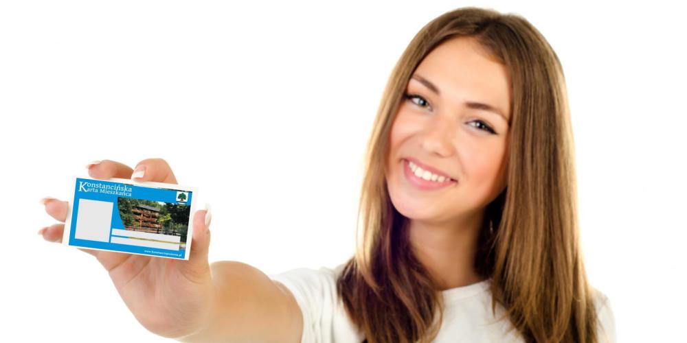 kobieta trzyma kartę mieszkańca