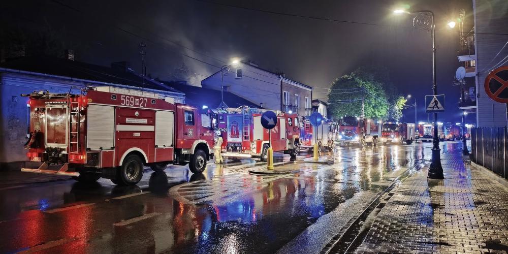 wozy strażackie nocą na ulicy