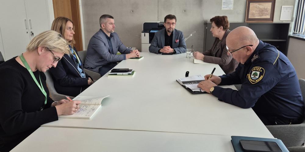 Posiedzenie Gminnego Zespołu Zarządzania Kryzysowego w Urzędzie Miasta i Gminy Konstancin-Jeziorna, podczas którego przedstawiciele władz i służb omawiają przygotowania do nadchodzących mrozów.