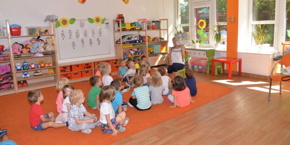 Dzieci w sali przedszkola