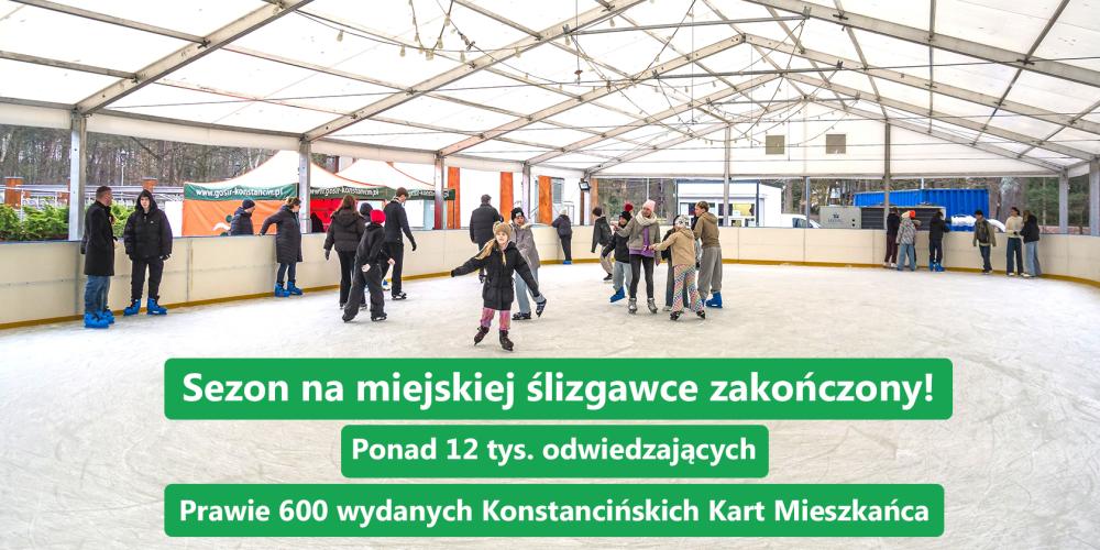 Zadaszone lodowisko w Parku Zdrojowym, na którym liczne osoby, w tym dzieci i dorośli, jeżdżą na łyżwach w zimowej, rekreacyjnej atmosferze.
