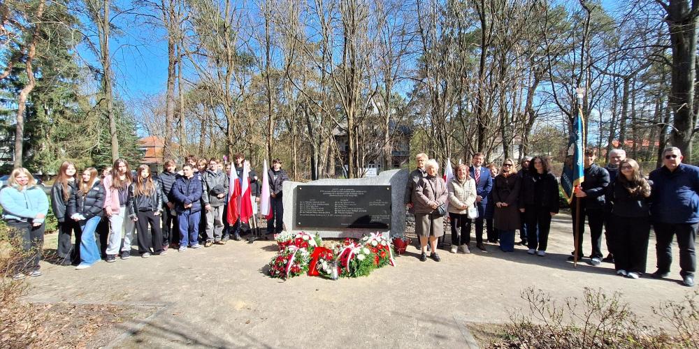 zdjęcie grupowe społeczności Konstancina-Jeziorny przy pomniku pamięci
