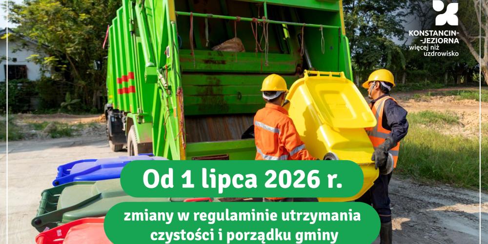 Dwóch pracowników służb komunalnych w pomarańczowych strojach ostrzegawczych i żółtych kaskach opróżnia duży żółty pojemnik na śmieci do zielonej śmieciarki. Na pierwszym planie widoczne są inne kolorowe kontenery: czerwony, zielony i niebieski.