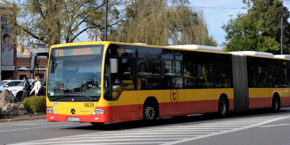 Autobus linii 710 na ulicy.