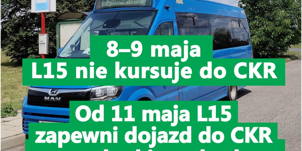 Niebieski autobus linii lokalnej na tle ulicy w Konstancinie-Jeziornie z planszą informującą o zmianach na linii L15 i braku dojazdu do Centrum Kompleksowej Rehabilitacji 
