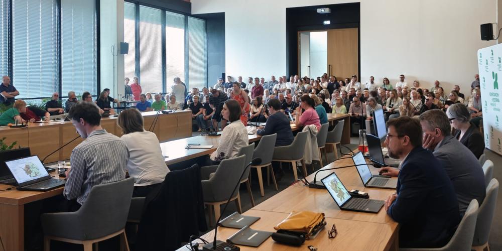 Sala posiedzeń konstancińskiego magistratu wypełniona uczestnikami podczas dyskusji nad projektem Planu Ogólnego Gminy Konstancin-Jeziorna.