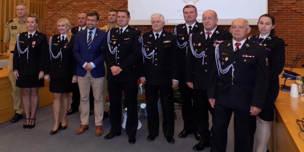 Zdjęcie grupowe przedstawicieli strażaków z burmistrzem Michałem Wiśniewskim