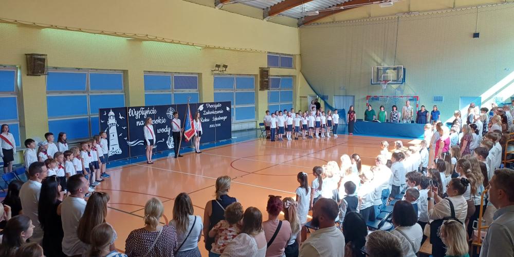 Zakończenie roku szkolnego w sali gimnastycznej.