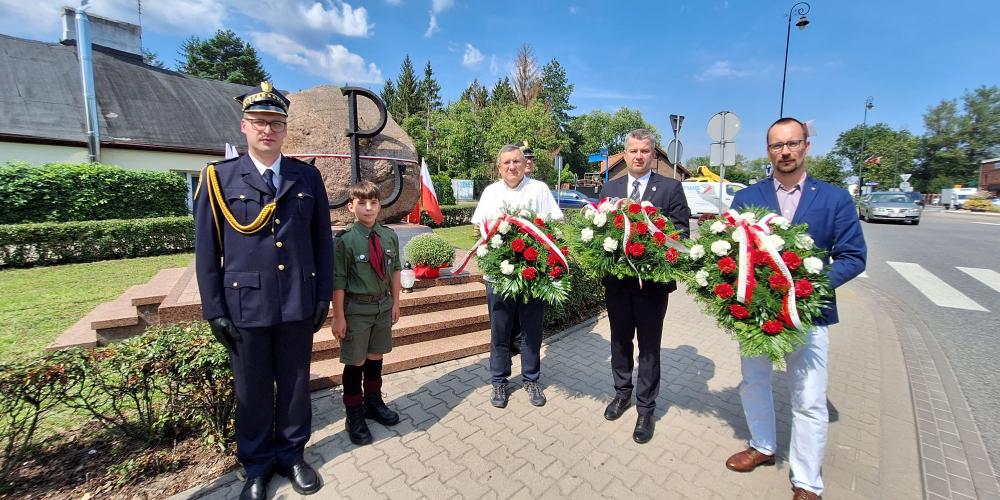 Delegacje przy kamieniu upamiętniającym poległych żołnierzy Samodzielnego Batalionu Narodowych Sił Zbrojnych Armii Krajowej przy rondzie św. Jana Pawła II,