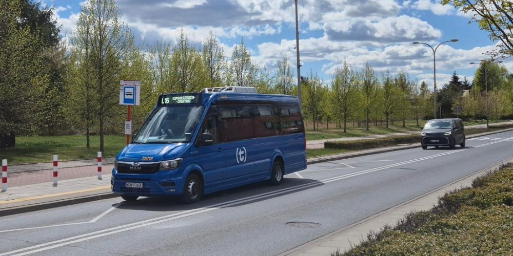 Autobus jadący ulicą.