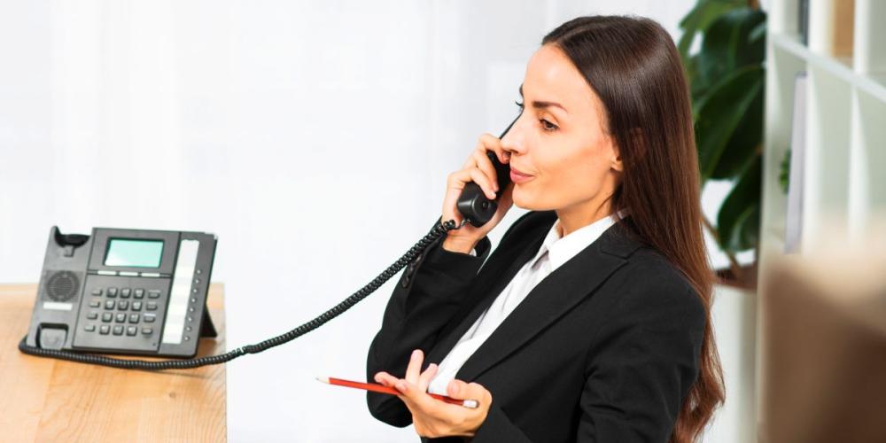 Kobieta trzymająca telefon w ręku