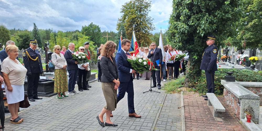 87. rocznica wybuchu drugiej wojny światowej - reprezentacja władz samorządowych składa kwiaty w imieniu mieszkańców gminy Konstancin-Jeziorna