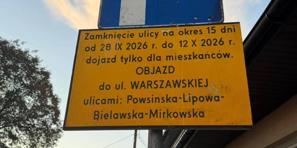 Zdjęcia znaku z informacją o zamknięciu ulicy na okres 15 dniu od 28 września do 12 października