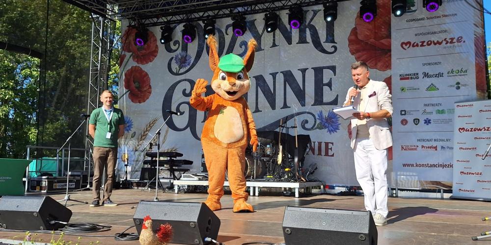 Zdjęcie maskotki pluszowej wiewiórki Zdrojek na scenie podczas gminnych dożynek w Słomczynie