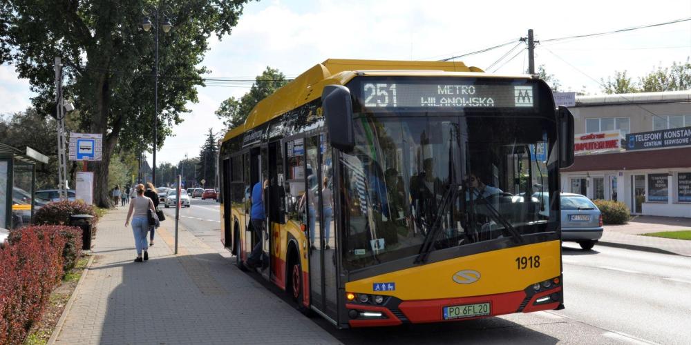 Autobus na przystanku