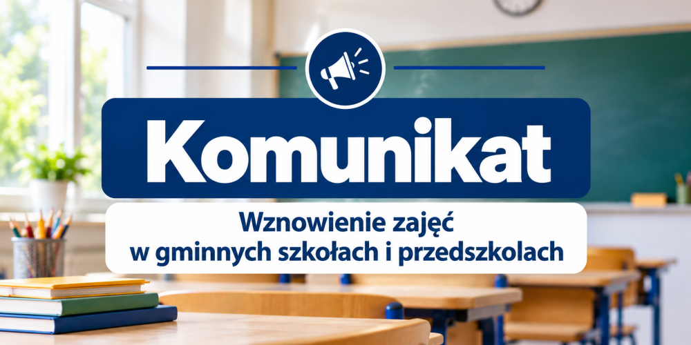 Grafika z napisem „Komunikat – Wznowienie zajęć w gminnych szkołach i przedszkolach” na tle rozmytej, pustej sali lekcyjnej.