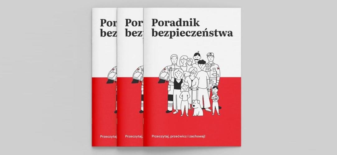 Trzy egzemplarze broszury zatytułowanej „Poradnik bezpieczeństwa” z ilustracją grupy ludzi na okładce.