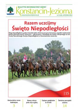 Dwunastu mężczyzn jedzie konno po trawie. Każdy z nich ubrany jest w zielony mundur żołnierza, na głowach mają czerwone czapki. W tle są zielone drzewa. Na górze zdjęcia jest duży czerwony napis Razem uczcijmy Święto Niepodległości.