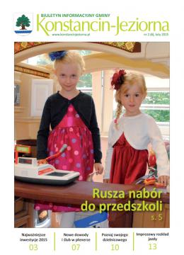 Okładka Biuletynu Informacyjnego Gminy Konstancin-Jeziorna. Zdjęcie: Dwie dziewczynki w wieku przedszkolnym stoją obok siebie, ubrane są w różowe sukienki, we włosach mają kwiaty. Stoją one w dużym plastikowym domku. Przed nimi na stoliku stoi zabawka – kasa sklepowa.