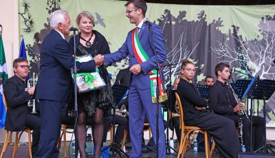 Burmistrz Kazimierz Jańczuk na scenie ściskający dłoń burmistrzowi Pisogne.