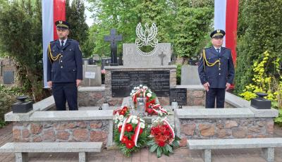 Strażnicy miejscy pełnią wartę honorową przy kwaterze żołnierzy poległych za ojczyznę w 1939 r. na cmentarzu w Skolimowie.