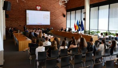 Spotkanie podsumowujące projekt #ProjektJeziorka - widok sali z uczestnikami