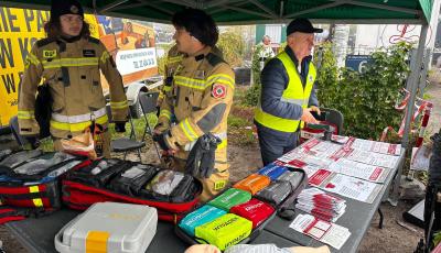 Zdjęcia przedstawiają mieszkańców uczestniczących w Krajowym Treningu Rodzinnym w Konstancinie-Jeziornie i Słomczynie, podczas którego poznawali zasady bezpieczeństwa i reagowania w sytuacjach zagrożenia.